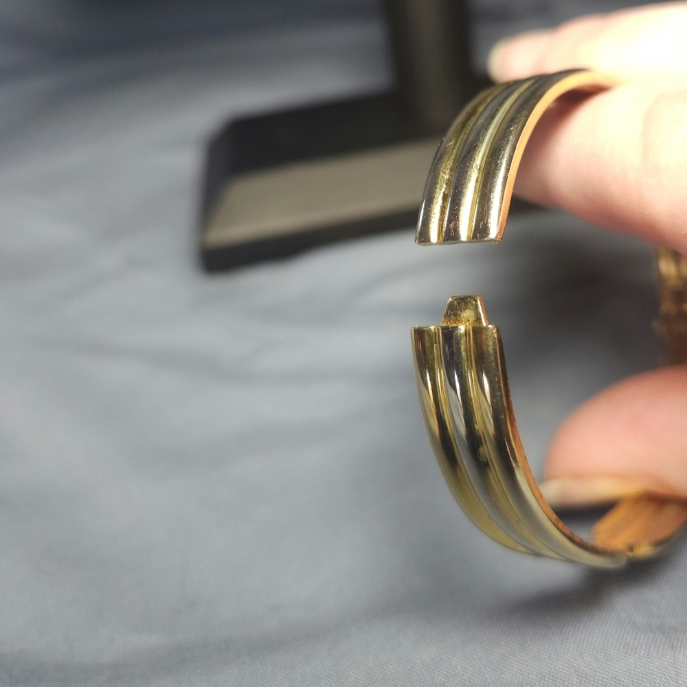 Vintage 1980's Gold Tone Clamper Bangle Bracelet - Picture 3 of 4